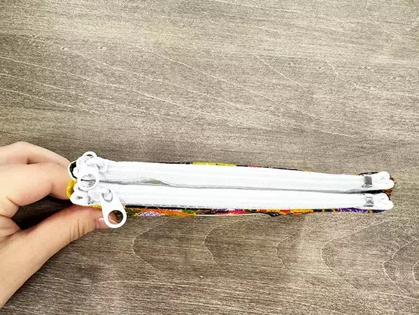 糸も針も使わない！　余った100均ハギレで作る簡単ダブルポーチ
