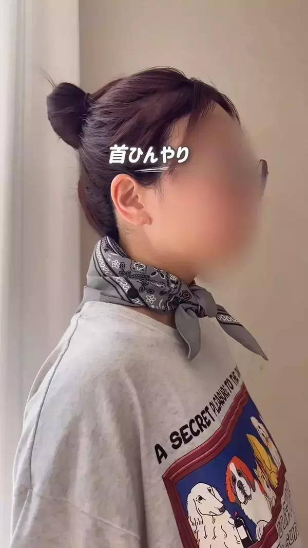 バンダナを折ってボタンをつけたら？　100均アイテムで便利な『ひんやりアイテム』が完成！