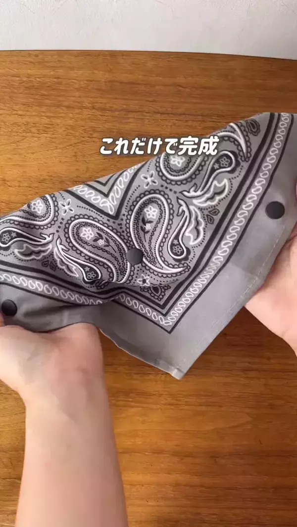 バンダナを折ってボタンをつけたら？　100均アイテムで便利な『ひんやりアイテム』が完成！