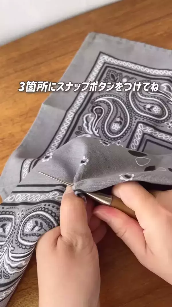 バンダナを折ってボタンをつけたら？　100均アイテムで便利な『ひんやりアイテム』が完成！