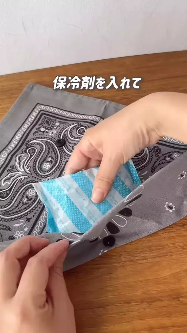 バンダナを折ってボタンをつけたら？　100均アイテムで便利な『ひんやりアイテム』が完成！