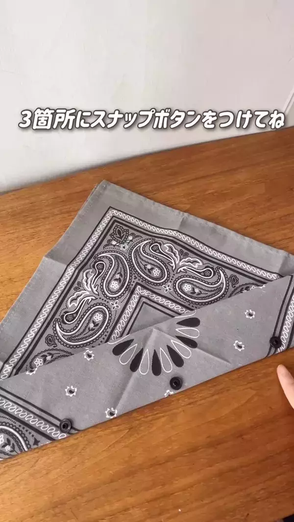 バンダナを折ってボタンをつけたら？　100均アイテムで便利な『ひんやりアイテム』が完成！