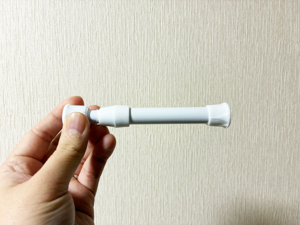 「使い道が少なそう」は誤解！　100均の『短いつっぱり棒』の思わぬ活用法に「頼もしすぎる」