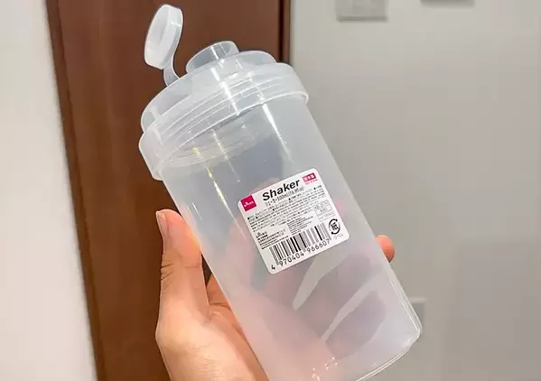 泡立て器もボウルもポイッ！　ホットケーキミックスは『プロテインシェイカー』で振るのが大正解【ダイソー】