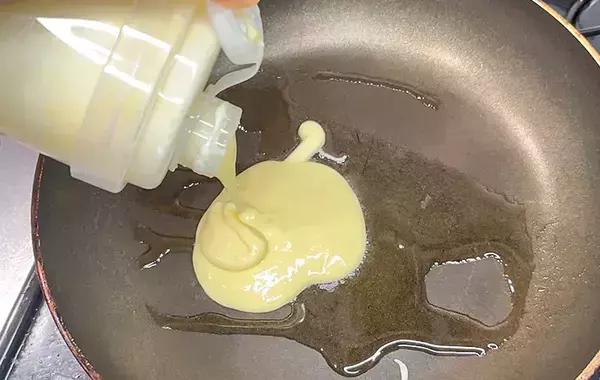 泡立て器もボウルもポイッ！　ホットケーキミックスは『プロテインシェイカー』で振るのが大正解【ダイソー】