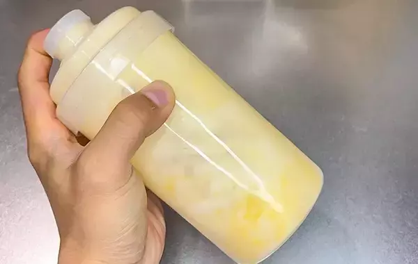 泡立て器もボウルもポイッ！　ホットケーキミックスは『プロテインシェイカー』で振るのが大正解【ダイソー】