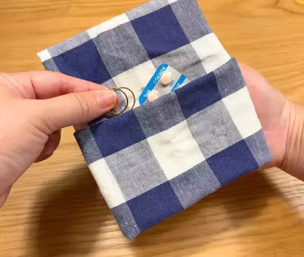 ハンカチを折るだけで『ポーチ』が完成！　縫わずに作れる即席収納で「バッグが驚くほどすっきり」