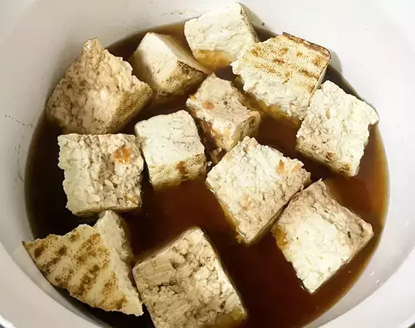 鍋に焼き豆腐を入れて…　煮込んだ結果に「豪華な見た目」「ご飯に合う」