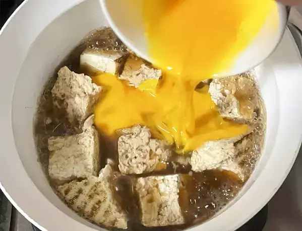 鍋に焼き豆腐を入れて…　煮込んだ結果に「豪華な見た目」「ご飯に合う」