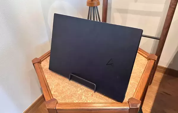 100均のワイヤースタンドが便利すぎて「もう1つ欲しい！」　置き場所に困るリモコンやタブレットの片付けが簡単！