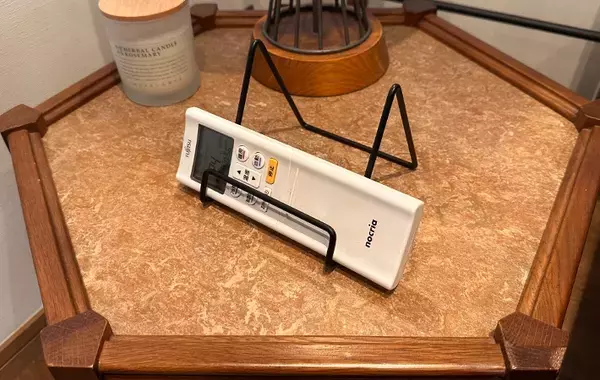 100均のワイヤースタンドが便利すぎて「もう1つ欲しい！」　置き場所に困るリモコンやタブレットの片付けが簡単！