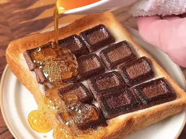 食パンに板チョコを並べて…　『やる気1%』で作れる背徳トーストに「魅力的すぎる」