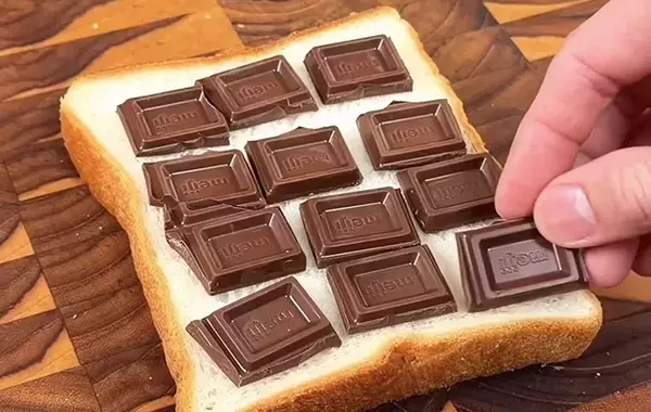 食パンに板チョコを並べて…　『やる気1%』で作れる背徳トーストに「魅力的すぎる」