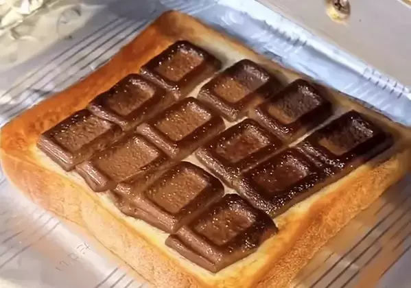 食パンに板チョコを並べて…　『やる気1%』で作れる背徳トーストに「魅力的すぎる」
