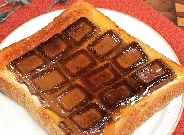 食パンに板チョコを並べて…　『やる気1%』で作れる背徳トーストに「魅力的すぎる」