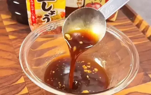 食パンにひき肉をのせて…　フライパン1つで作る『バーガー風トースト』が絶品