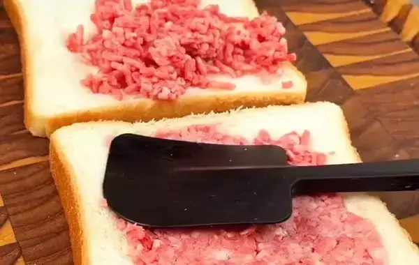 食パンにひき肉をのせて…　フライパン1つで作る『バーガー風トースト』が絶品