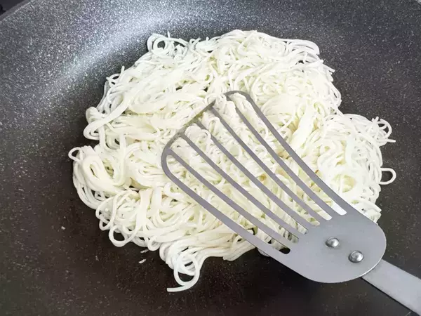 そうめん茹でたら焼いてみて！　そんな食べ方があったとは…