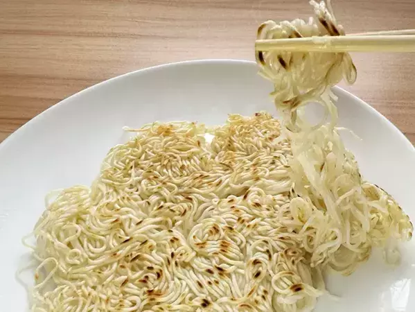 そうめん茹でたら焼いてみて！　そんな食べ方があったとは…