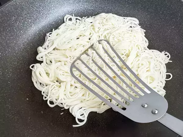 そうめん茹でたら焼いてみて！　そんな食べ方があったとは…
