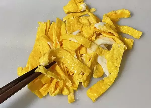 マヨネーズの代わりに『黄身』を使う！　卵2個で作るぜい沢サラダに「濃厚」「食感が面白い」