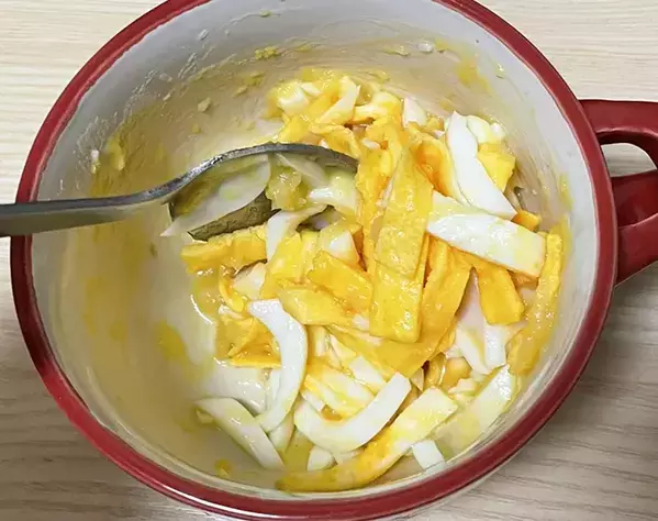 マヨネーズの代わりに『黄身』を使う！　卵2個で作るぜい沢サラダに「濃厚」「食感が面白い」