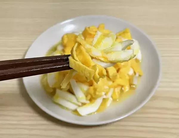マヨネーズの代わりに『黄身』を使う！　卵2個で作るぜい沢サラダに「濃厚」「食感が面白い」