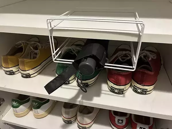 ふきんかけを下駄箱で引っかけるだけ！　玄関まわりがスッキリする活用法【2選】