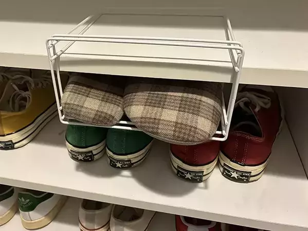 ふきんかけを下駄箱で引っかけるだけ！　玄関まわりがスッキリする活用法【2選】