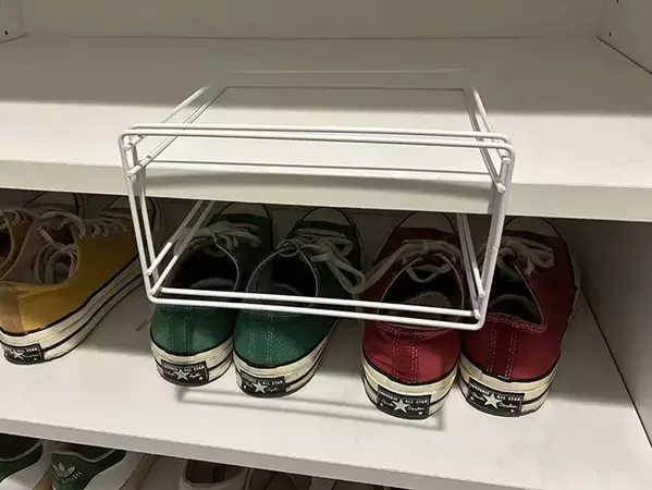 ふきんかけを下駄箱で引っかけるだけ！　玄関まわりがスッキリする活用法【2選】
