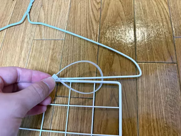玄関にワイヤーネットを吊るすと？　1分で作れる収納アイテムに「これは嬉しい」