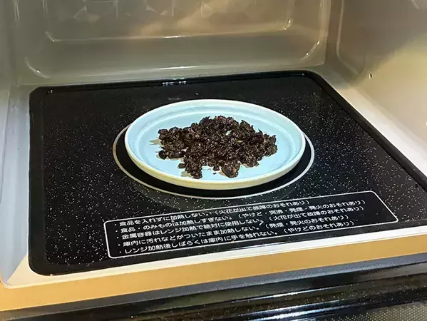 麦茶パックの中身を出したら？　2分温めて家中の消臭に生かす再利用法