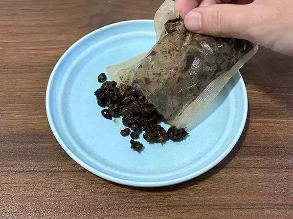 麦茶パックの中身を出したら？　2分温めて家中の消臭に生かす再利用法