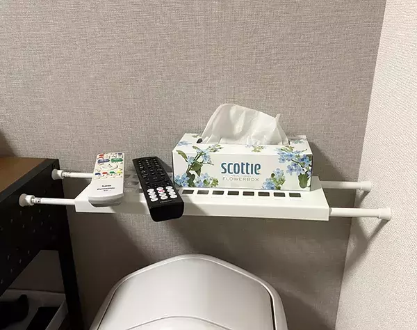 トイレにつっぱり棒を2本設置　収納増やす『ダイソー』アイテムが手頃で便利！