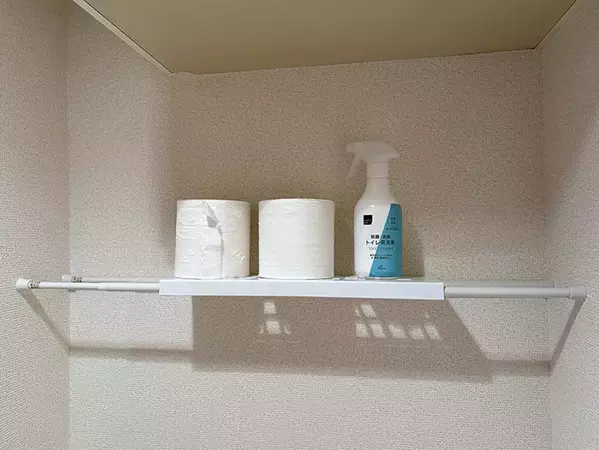 トイレにつっぱり棒を2本設置　収納増やす『ダイソー』アイテムが手頃で便利！