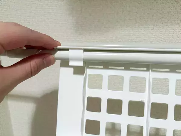トイレにつっぱり棒を2本設置　収納増やす『ダイソー』アイテムが手頃で便利！
