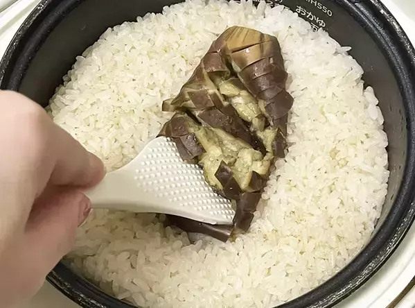 炊飯器にナスを丸ごとドボン　炊きあがりに「病みつきになる」「おにぎりにもいい」