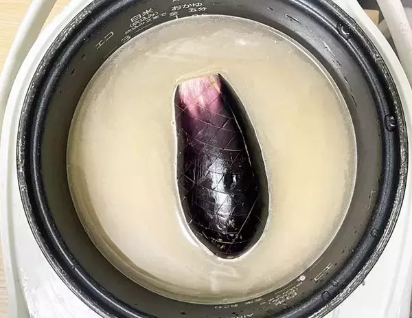 炊飯器にナスを丸ごとドボン　炊きあがりに「病みつきになる」「おにぎりにもいい」