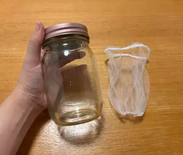 100均の『水切りネット』を瓶にセット！　揚げ油の保存がラクになる活用術