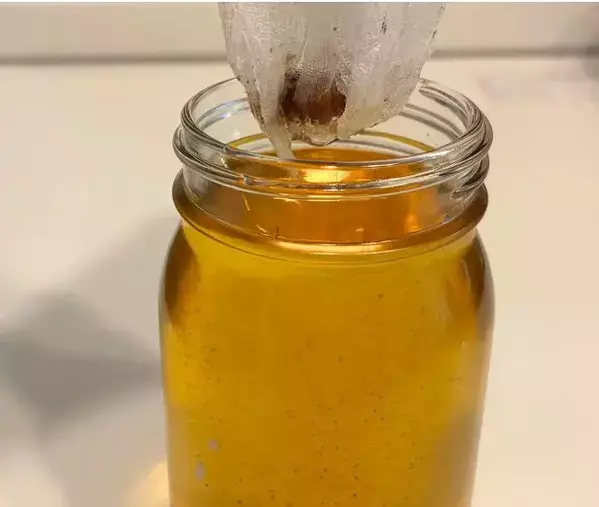 100均の『水切りネット』を瓶にセット！　揚げ油の保存がラクになる活用術