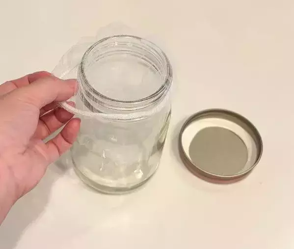 100均の『水切りネット』を瓶にセット！　揚げ油の保存がラクになる活用術