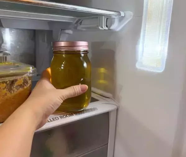 100均の『水切りネット』を瓶にセット！　揚げ油の保存がラクになる活用術