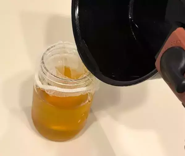 100均の『水切りネット』を瓶にセット！　揚げ油の保存がラクになる活用術