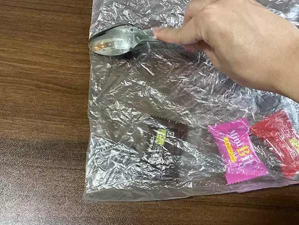 ポリ袋の口は結びません！　スプーンで5秒こするだけの簡単密閉ワザ