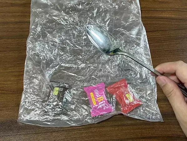 ポリ袋の口は結びません！　スプーンで5秒こするだけの簡単密閉ワザ