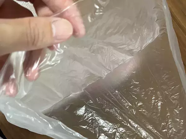 ポリ袋の口は結びません！　スプーンで5秒こするだけの簡単密閉ワザ