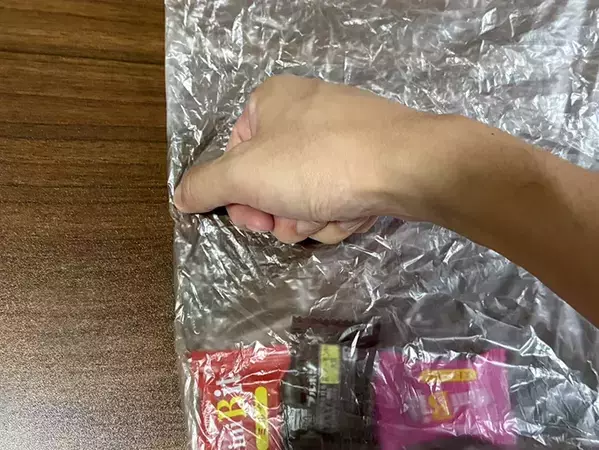 ポリ袋の口は結びません！　スプーンで5秒こするだけの簡単密閉ワザ