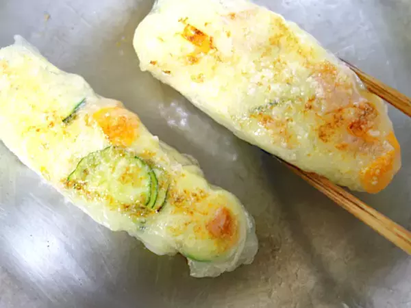 余ったポテサラをライスペーパーで巻いて焼くと？　「何これ？」と驚いた夫、一口食べれば…【レシピ】