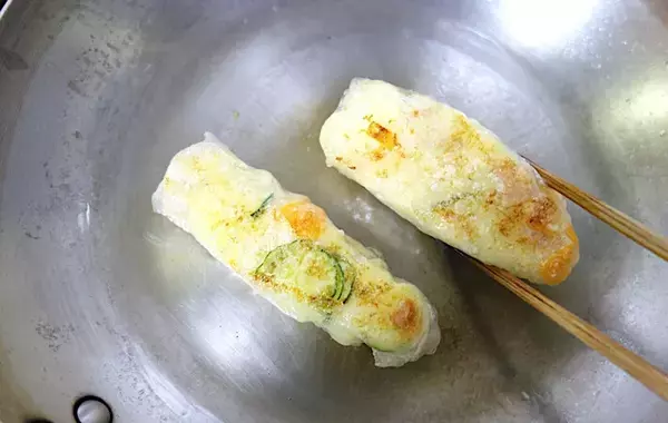 余ったポテサラをライスペーパーで巻いて焼くと？　「何これ？」と驚いた夫、一口食べれば…【レシピ】