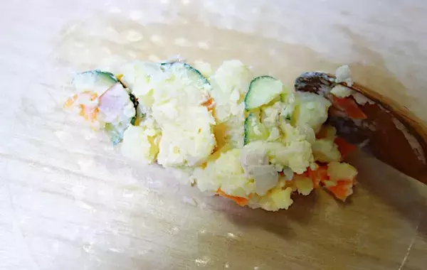 余ったポテサラをライスペーパーで巻いて焼くと？　「何これ？」と驚いた夫、一口食べれば…【レシピ】